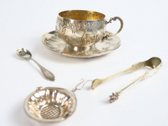 Vente aux enchères Tasse à thé et sa sous tasse en argent repoussé à décor de roses et de