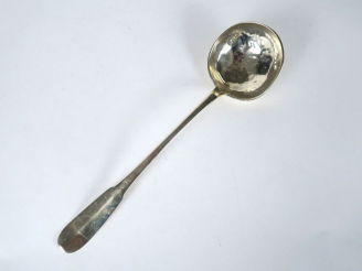 Vente aux enchères Louche en argent, poinçon Vieillard. Poids : 196 g (enfoncements)