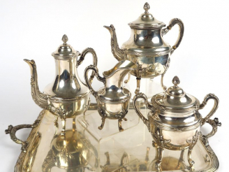 Vente aux enchères Service à thé et à café de style Louis XVI en argent, poinçon Minerve,
