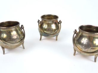 Vente aux enchères Trois pots à moutarde en argent, en forme de petits chaudrons, deux an