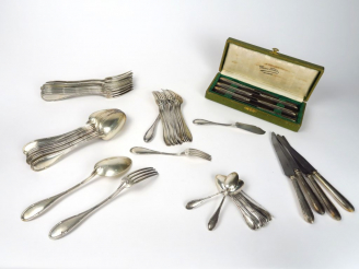 Vente aux enchères Partie de ménagère de style Louis XVI en argent, poinçon Minerve, comp