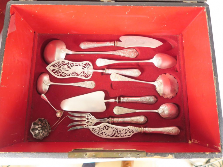 BOULENGER. Belle ménagère de style Rocaille en métal argenté dans son 