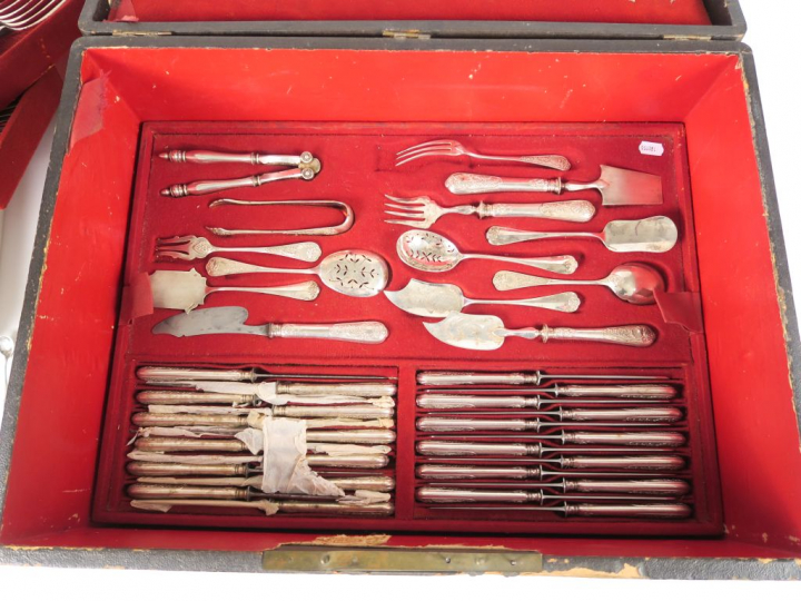 BOULENGER. Belle ménagère de style Rocaille en métal argenté dans son 