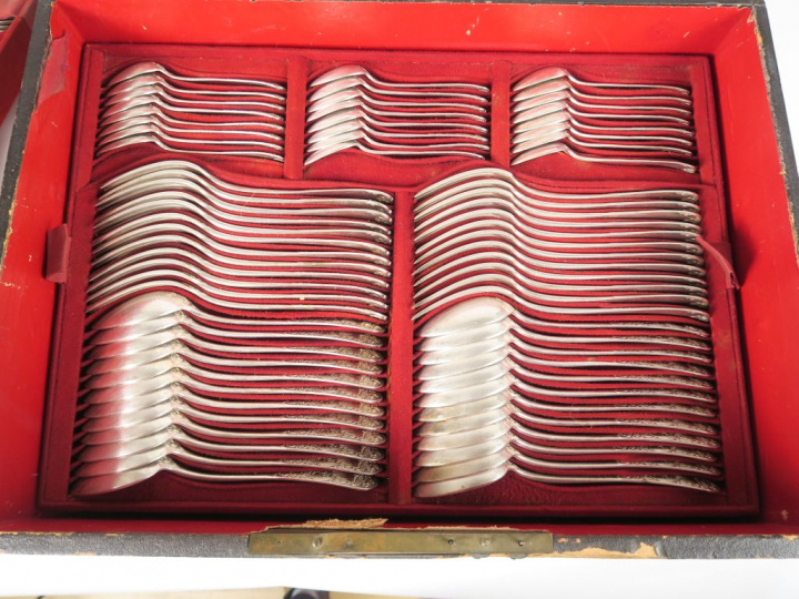 BOULENGER. Belle ménagère de style Rocaille en métal argenté dans son 