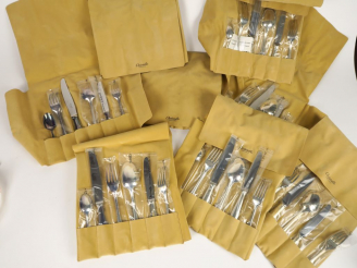 Vente aux enchères CHRISTOFLE. Dans 8 pochettes, ensemble de couverts comprenant 8 grands