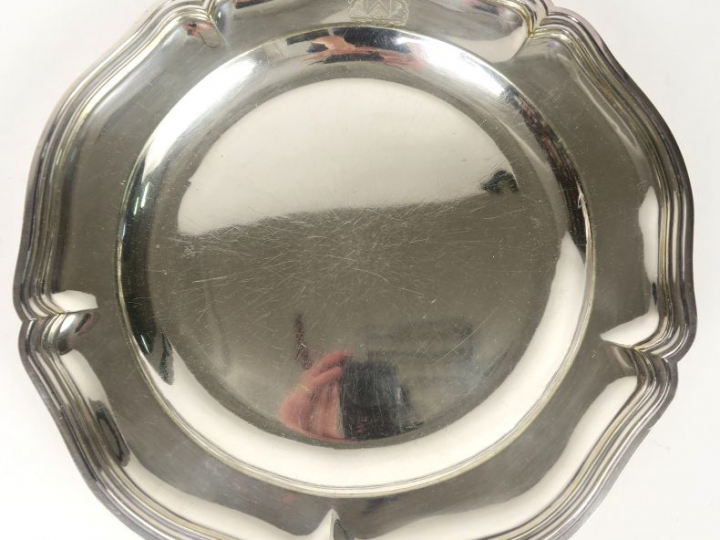 Jatte ronde de style Louis XV en métal argenté, armoriée.