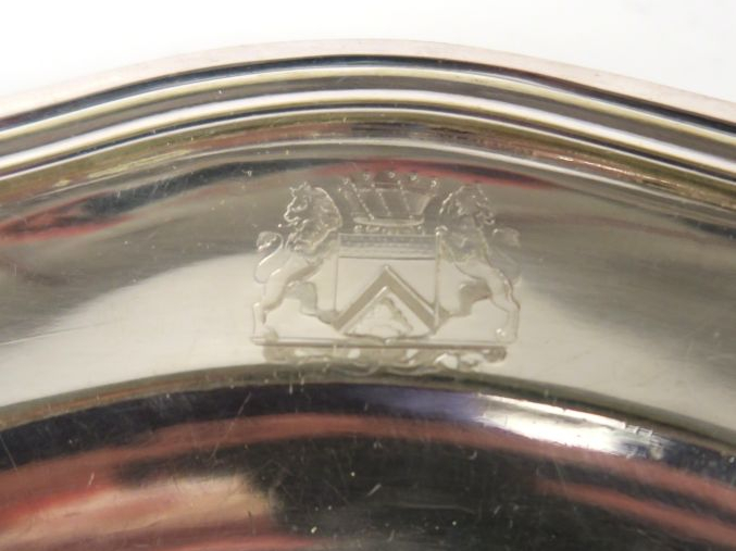 Jatte ronde de style Louis XV en métal argenté, armoriée.