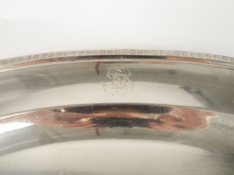 Vente aux enchères Grand plat ovale de style Empire en métal argenté.