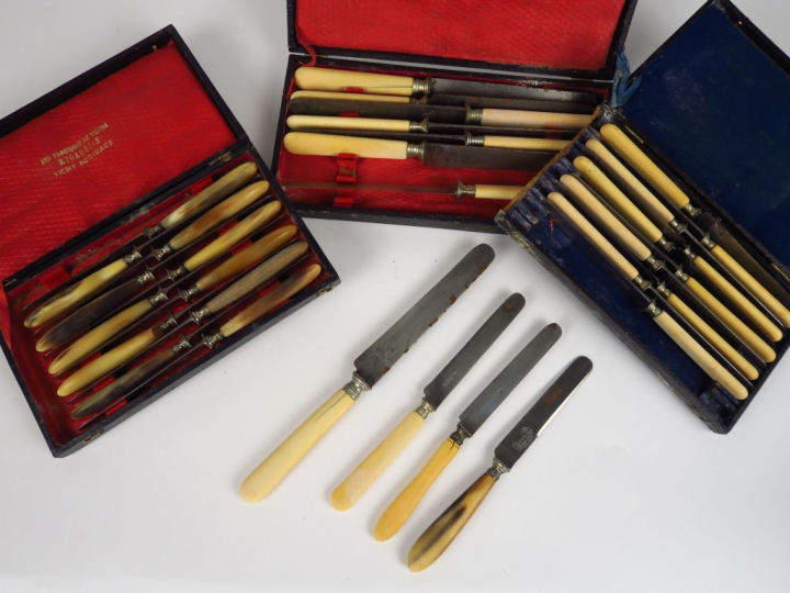 Suite de 12 grands et 12 petits couteaux manche en ivoire (un légèreme