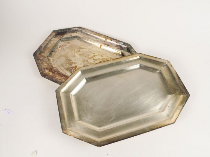 Paire de plateaux à pans coupés en métal argenté