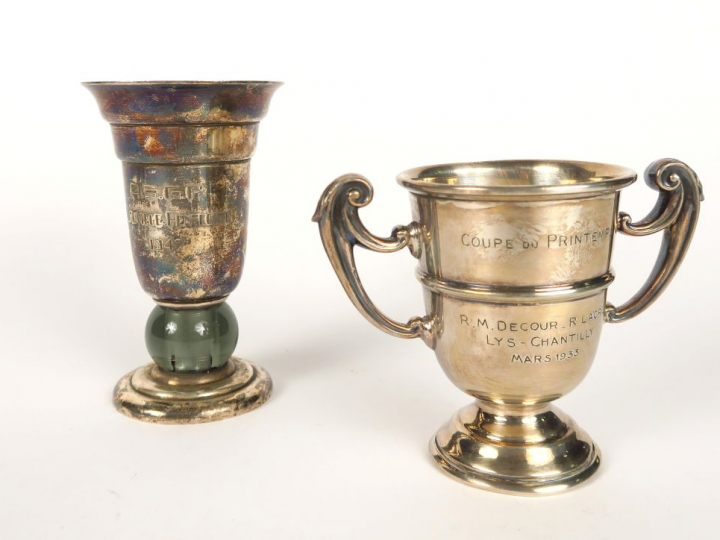 Deux petites coupes de prix en métal argenté, l'une à anses, l'autre d