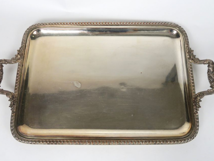 Plateau en métal argenté, anses feuillagées (légèrement désargenté)