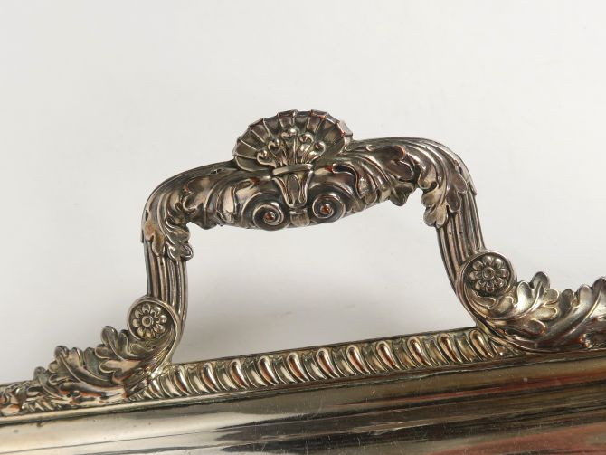 Plateau en métal argenté, anses feuillagées (légèrement désargenté)