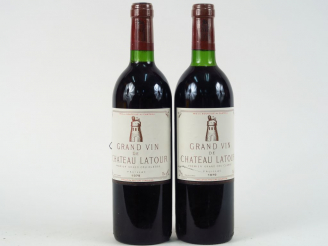 Vente aux enchères 2 BOUTEILLES CHÂTEAU LATOUR 1er GCC PAUILLAC - 1979 - 1 BG+/1 LB