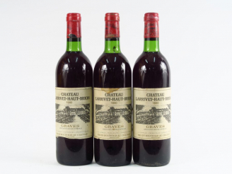 Vente aux enchères 3 BOUTEILLES CHÂTEAU LARRIVET HAUT BRION GRAVES - 1980 - 2 BG/1 LB
