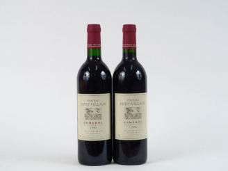 Vente aux enchères 2 BOUTEILLES CHÂTEAU PETIT VILLAGE POMEROL - 1990