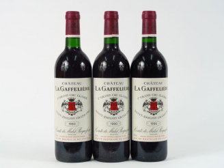Vente aux enchères 3 BOUTEILLES CHÂTEAU LA GAFFELIERE 1er GCC ST EMILION - 1990 - 2 BG