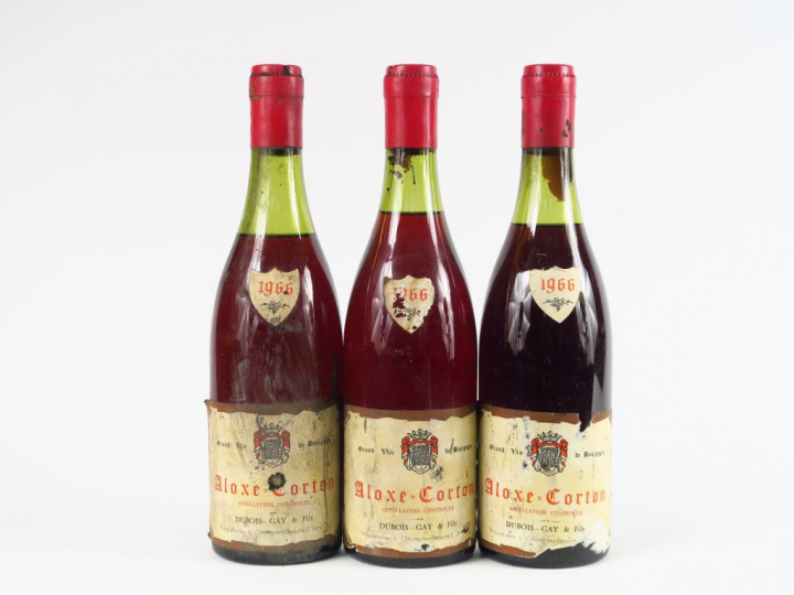 3 BOUTEILLES ALOXE CORTON DUBOIS GAY - 1966 - 3 CM/2 à 4 CM
