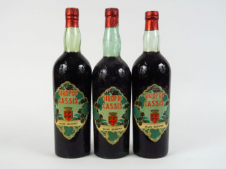 Vente aux enchères 3 VIEILLES BOUTEILLES SIROP DE CASSIS