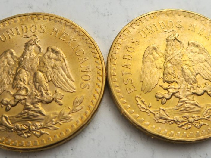 2 pièces de 50 pesos or. Frais acheteur 5 % TTC