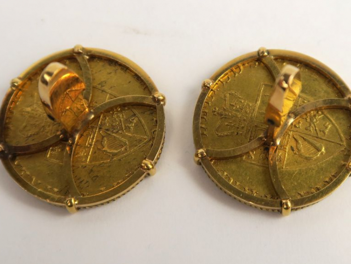 Deux pièces d'or montées en boutons de manchettes. Poids : 23,8 g