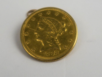 Vente aux enchères 1 pièce de 2,5 dollars en or. Chainette soudée. Poids : 4,5 g