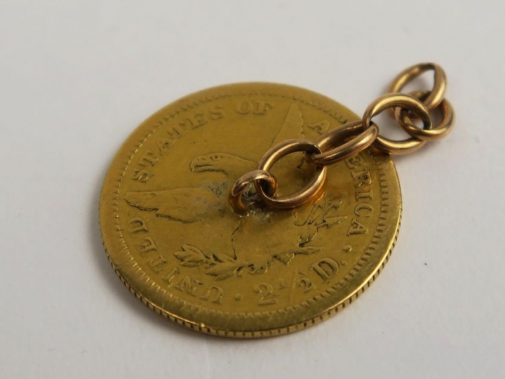 1 pièce de 2,5 dollars en or. Chainette soudée. Poids : 4,5 g