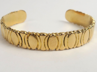 Vente aux enchères Bracelet jonc en or. Poids : 39,7 g AC