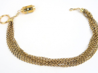 Vente aux enchères Giletière en or, 7 chaines réunies, avec fermoir et élément en or émai