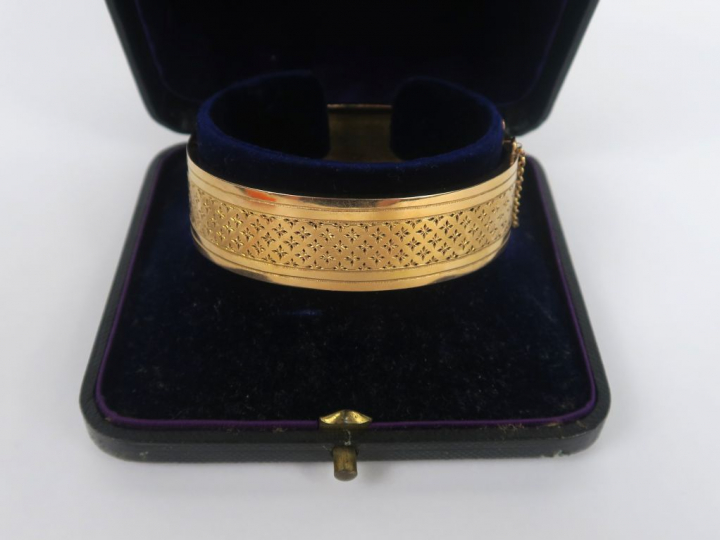 Bracelet manchette Napoléon III en or. Dans son écrin. Poids : 19,2 g