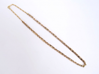 Vente aux enchères Giletière en or et perles, transformée en collier. Poids tel : 16,3 g