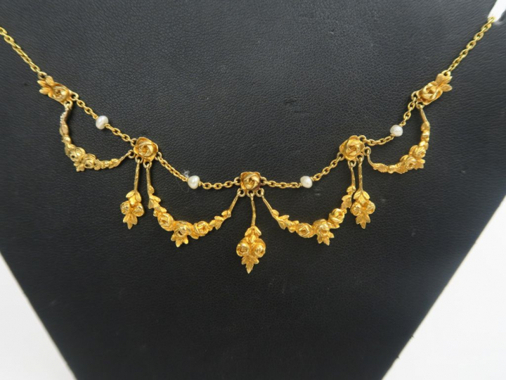 Collier draperie à décor de roses et de perles. Poids tel : 14,7 g