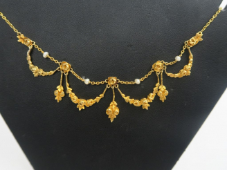 Vente aux enchères Collier draperie à décor de roses et de perles. Poids tel : 14,7 g