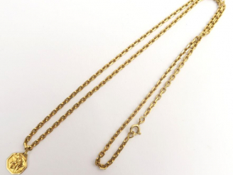 Vente aux enchères Chaine et petite médaille en or. Poids : 14,6 g