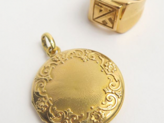 Vente aux enchères Pendentif porte-photo en or et chevalière en or. Poids : 13,2 g
