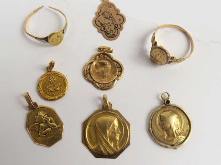 Lot de médailles et bagues religieuses. Poids : 10 g