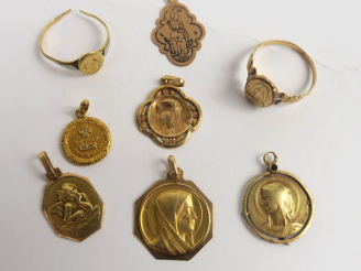 Vente aux enchères Lot de médailles et bagues religieuses. Poids : 10 g
