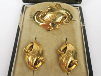 Vente aux enchères Parure Napoléon III en or, comprenant une broche et une paire de perce