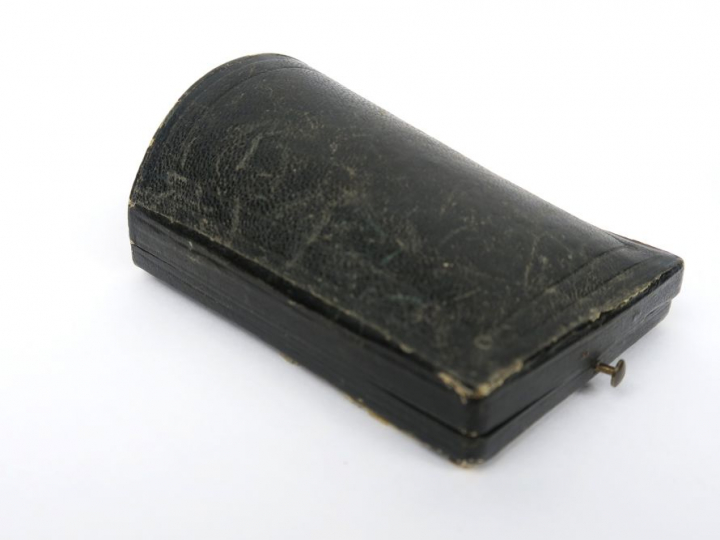 Parure Napoléon III en or, comprenant une broche et une paire de perce