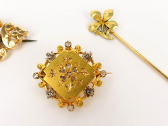 Vente aux enchères Broche en or, ornée d'éclats de diamants. On y joint une broche en or 