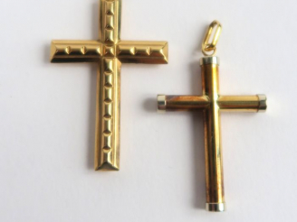 Vente aux enchères Deux croix en or. Poids : 5 g