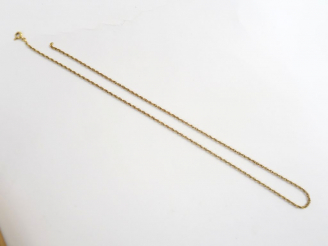 Vente aux enchères Chaîne en or accidentée. Poids : 4,6 g