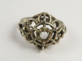 Vente aux enchères Monture de bague en or blanc. Poids : 4,4 g