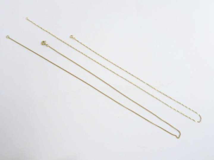 Deux chaines en or. Poids : 4 g