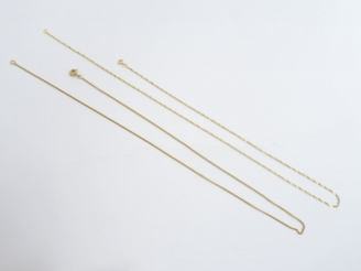 Vente aux enchères Deux chaines en or. Poids : 4 g