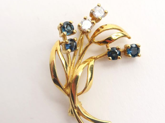 Broche en or ornée de pierres d'imitation . Poids : 3,8 g tel