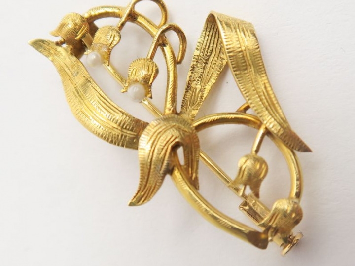 Broche en forme de branche de muguet. Poids : 3,7 g (manques des perle