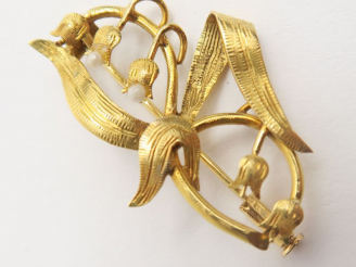 Vente aux enchères Broche en forme de branche de muguet. Poids : 3,7 g (manques des perle