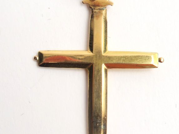 Pendentif en forme de croix en or. Poids : 2,8 g