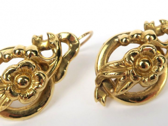 Vente aux enchères Paire de perce-oreilles Napoléon III en or, à décor de fleurs. Poids :